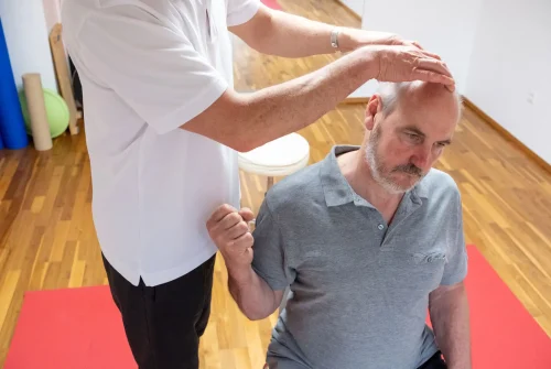 Osteopressur Behandlung mit Patient auf der Matte